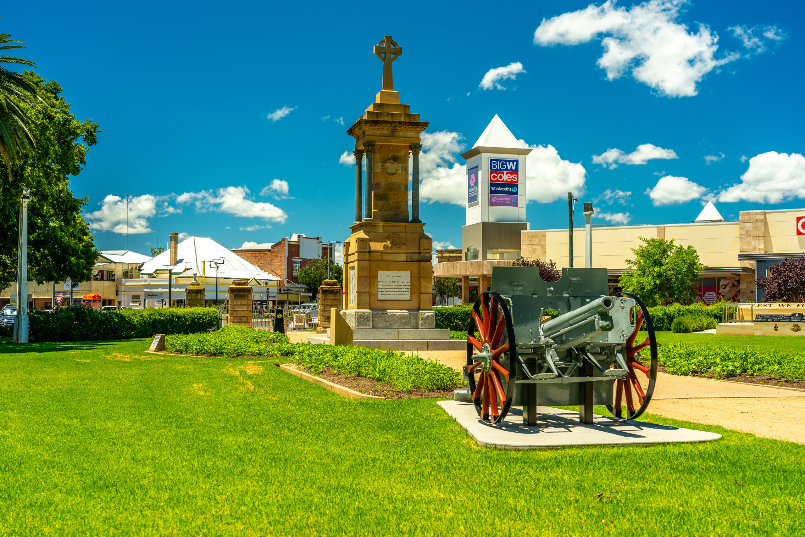 Warwick War Memorial in Leslie park